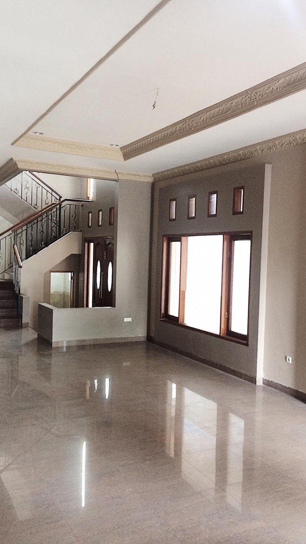 RUMAH BERGAYA KLASIK, DENGAN BANGUNAN MEGAH, KALASAN