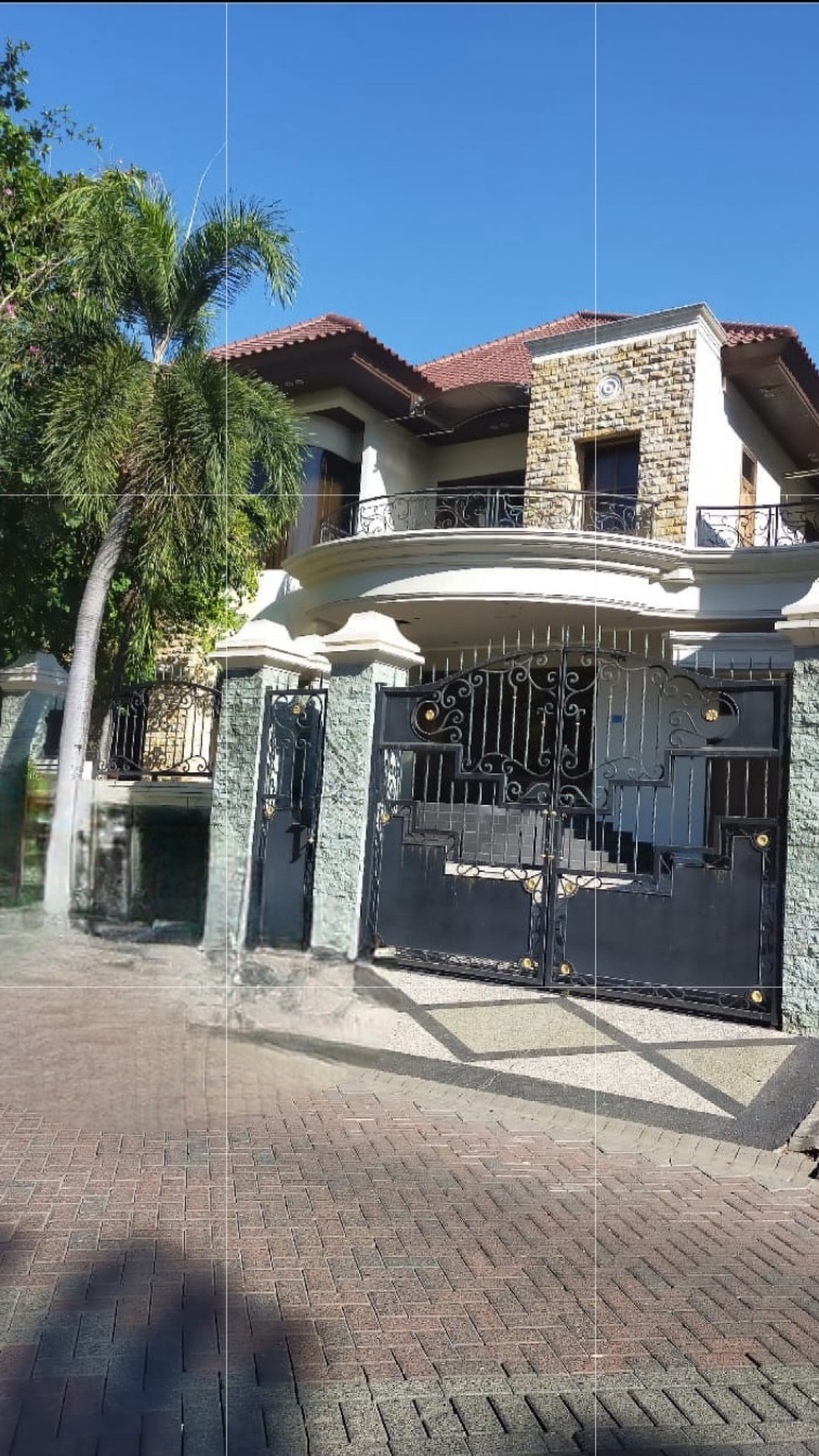Dijual Rumah Graha Famili blok PREMIUM SPESIAL Row Jalan 4 Mobil - TerLuas 765 m2 - SHM