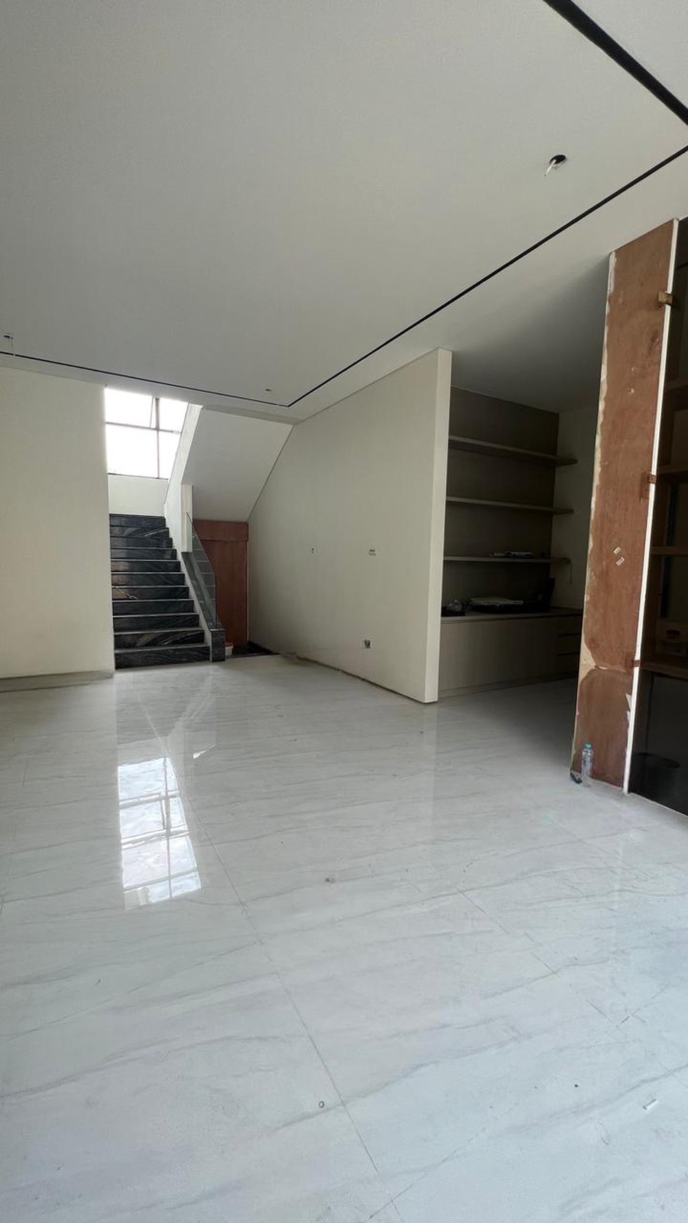 Rumah Baru Citraland Utama Surabaya SPESIAL  Carport 3 Mobil Dekat GWalk , Sekolah Ciputra , Pakuwon Indah, Graha Family