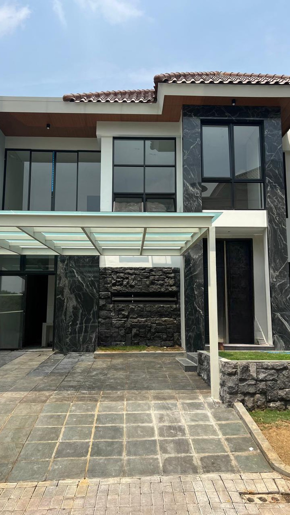 Rumah Baru Citraland Utama Surabaya SPESIAL  Carport 3 Mobil Dekat GWalk , Sekolah Ciputra , Pakuwon Indah, Graha Family