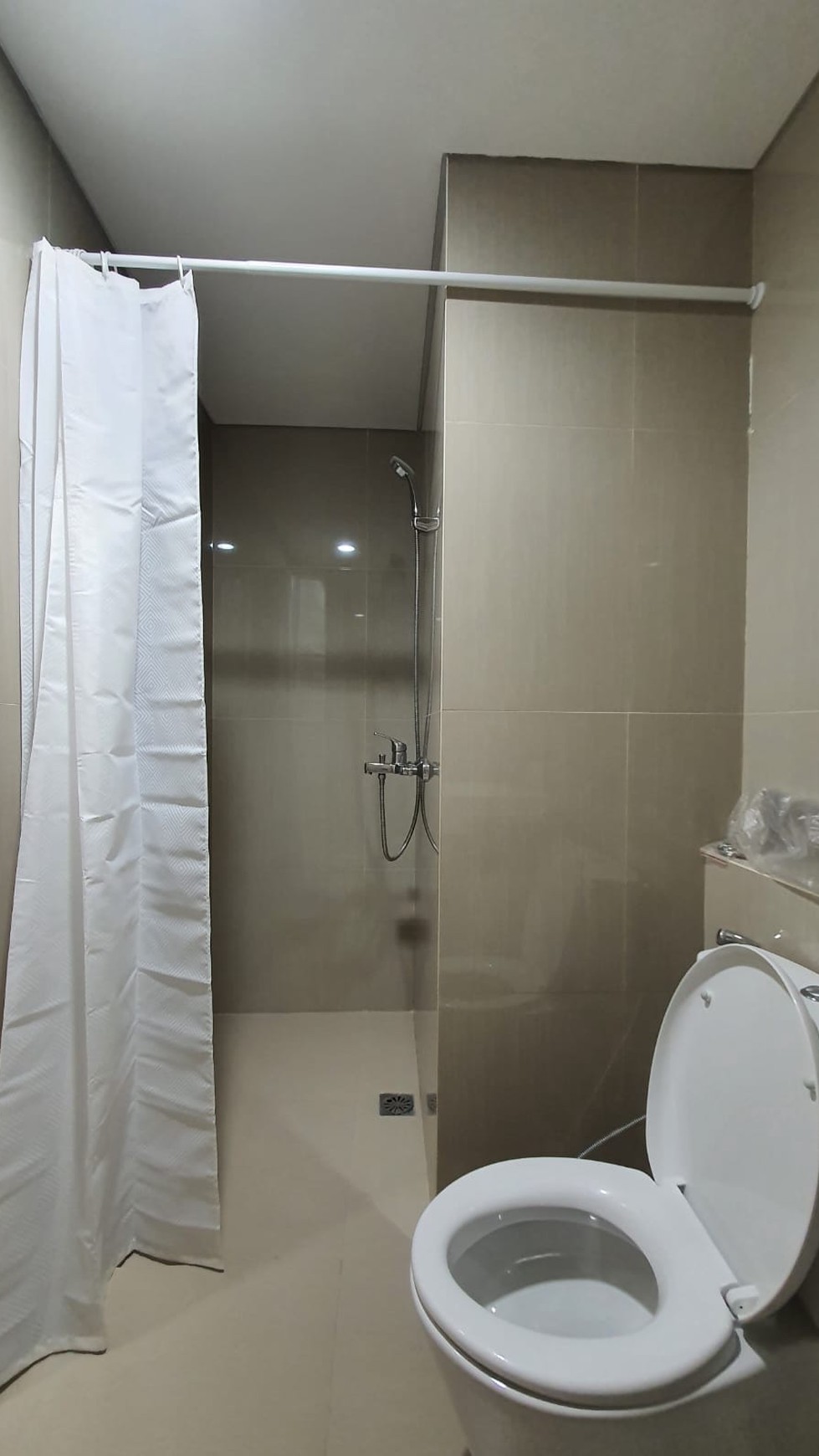 Dijual Full Furnished Apartemen Embarcadero, Tower Eastern Wing, Bintaro Sektor 9, Tangerang Selatan