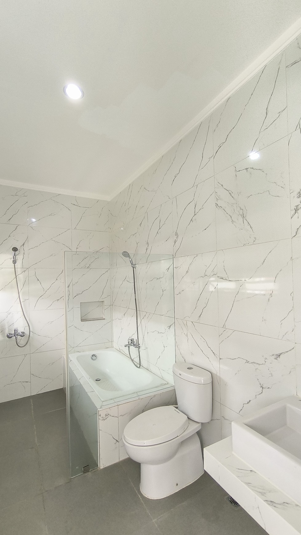 Rumah Bagus Posisi Hoek Siap Huni di Discovery Conserva, Bintaro Jaya Sektor 9 