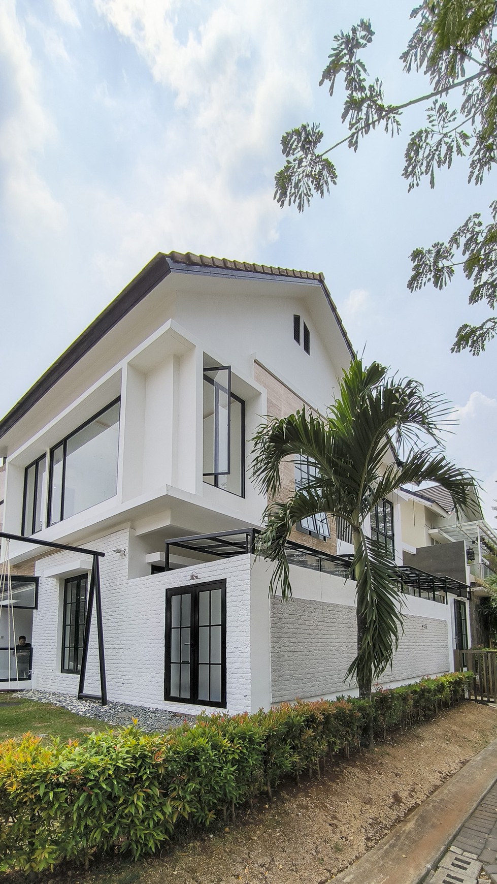 Rumah Bagus Posisi Hoek Siap Huni di Discovery Conserva, Bintaro Jaya Sektor 9