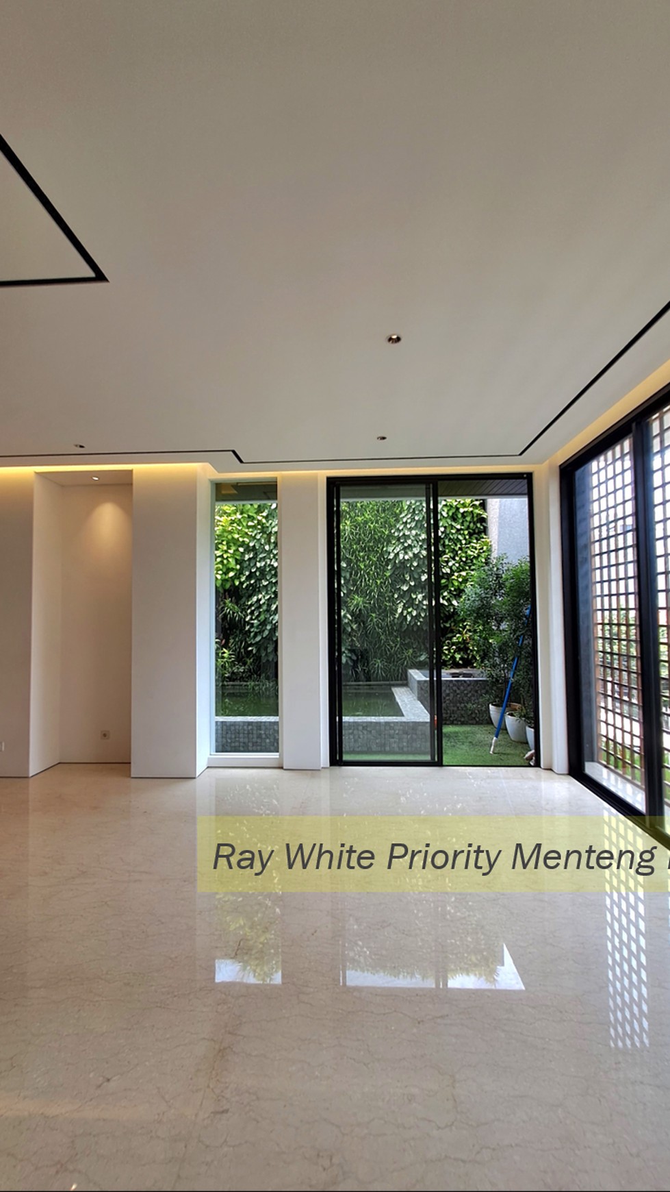 Brand New House with Tropical Modern Architecture, Pondok Indah