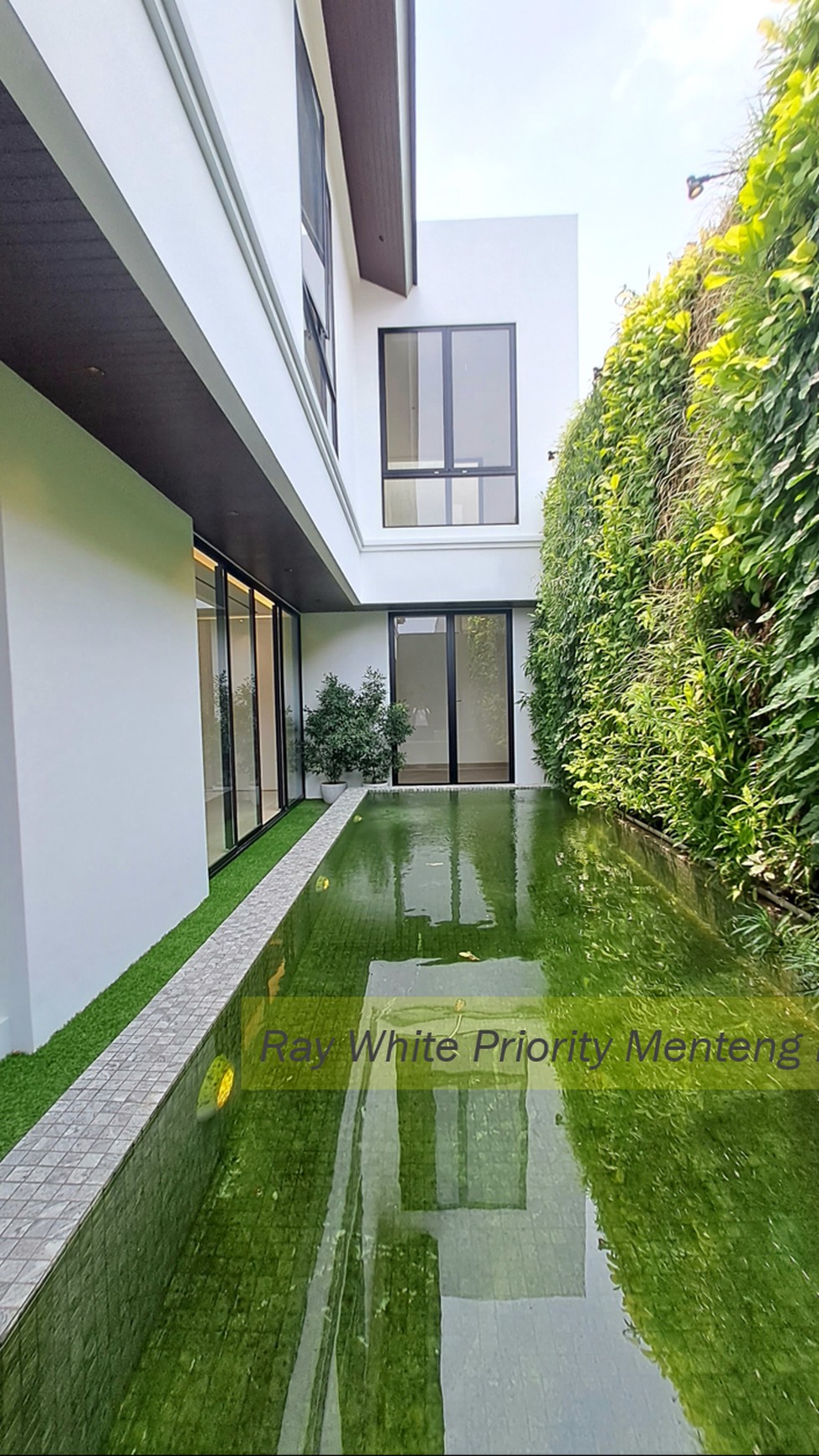 Brand New House with Tropical Modern Architecture, Pondok Indah