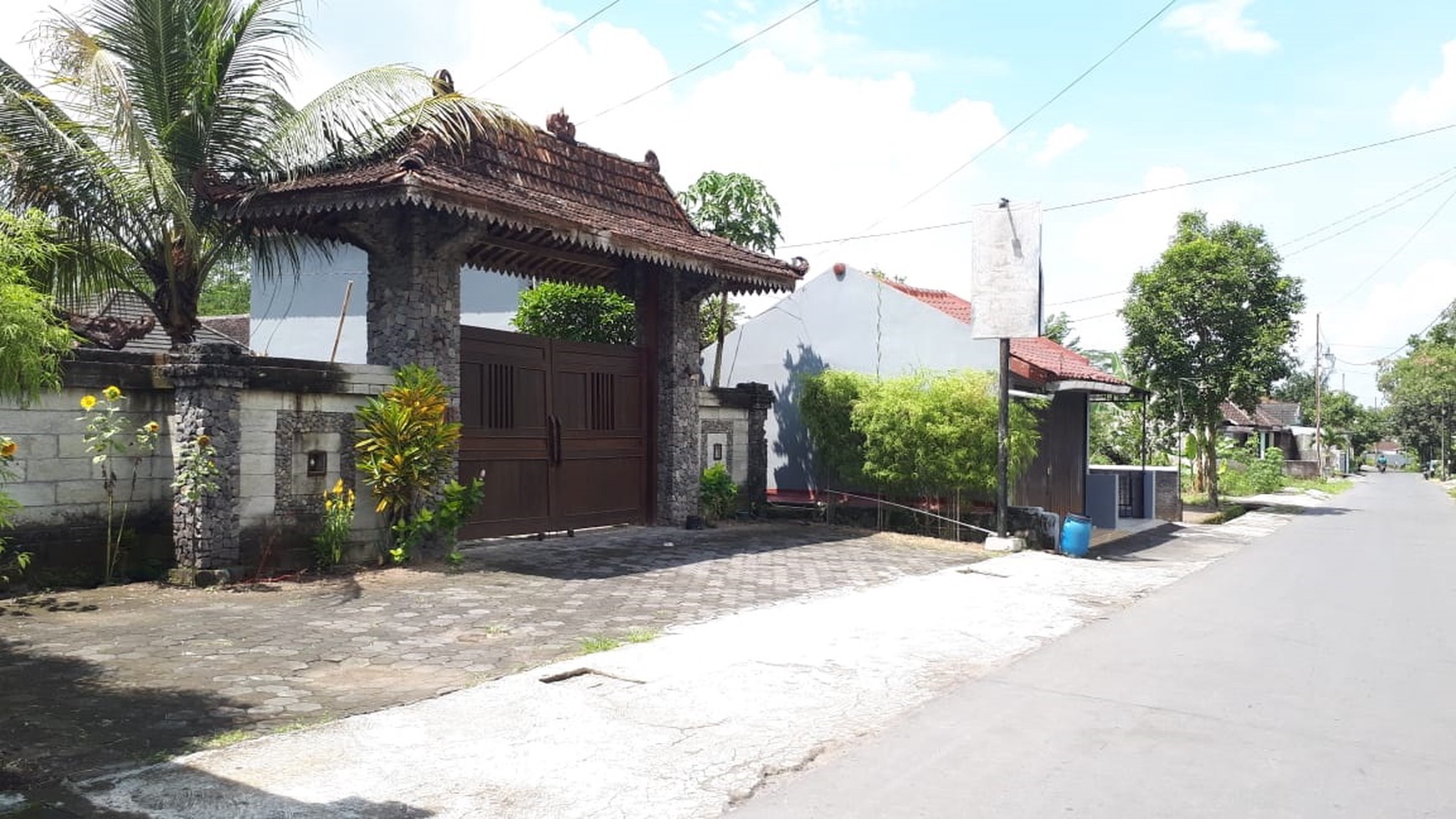RUMAH DENGAN DESAIN JOGLO, DI JL RAYA TAJEM, COCOK UNTUK GUEST HOUSE