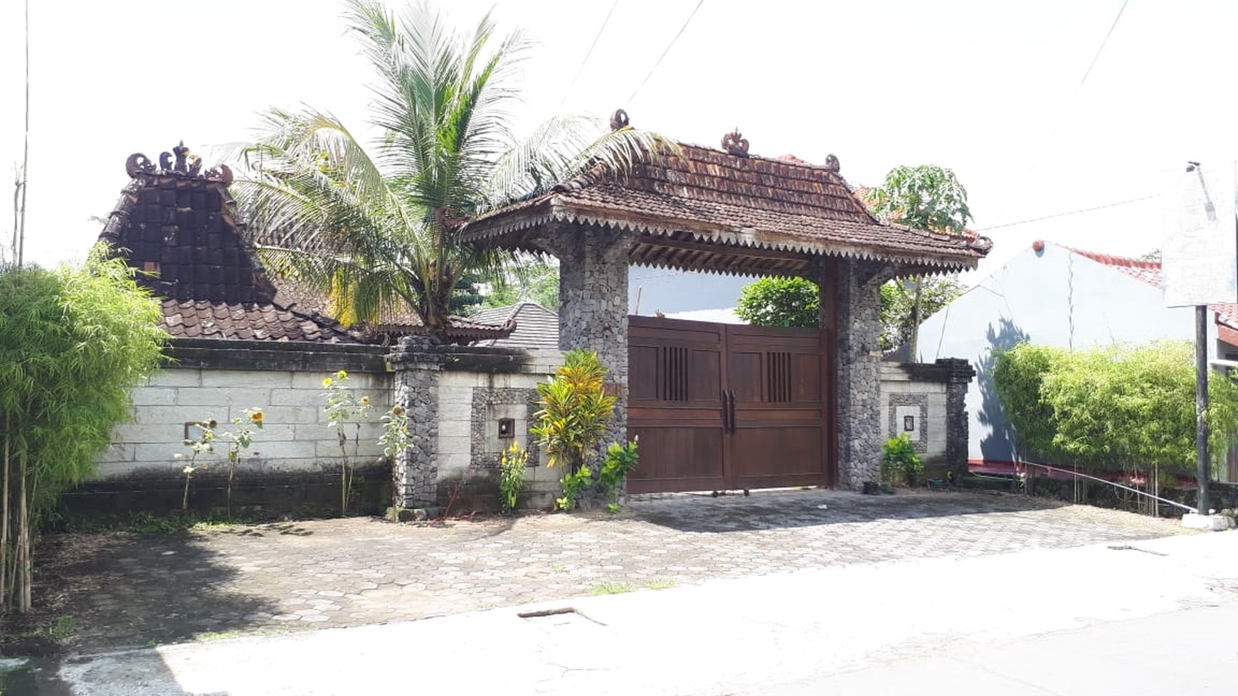 RUMAH DENGAN DESAIN JOGLO, DI JL RAYA TAJEM, COCOK UNTUK GUEST HOUSE