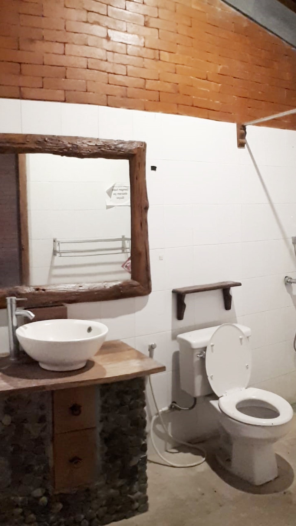 RUMAH DENGAN DESAIN JOGLO, DI JL RAYA TAJEM, COCOK UNTUK GUEST HOUSE