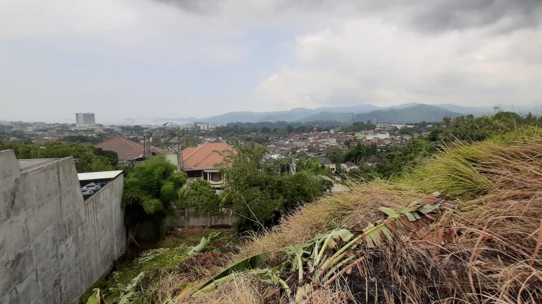 Tanah view kota, gunung dan laut di tengah Kota Bandar Lampung