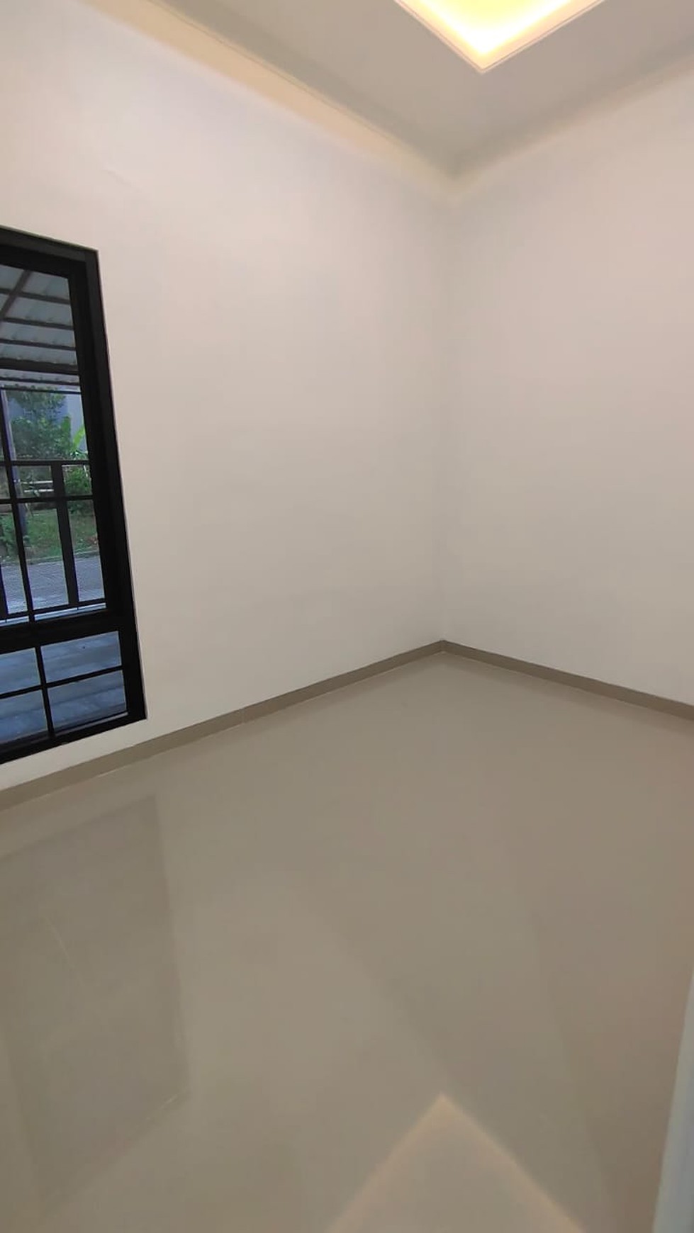 Rumah depan taman dekat stasiun kereta di Kencana Loka BSD City..