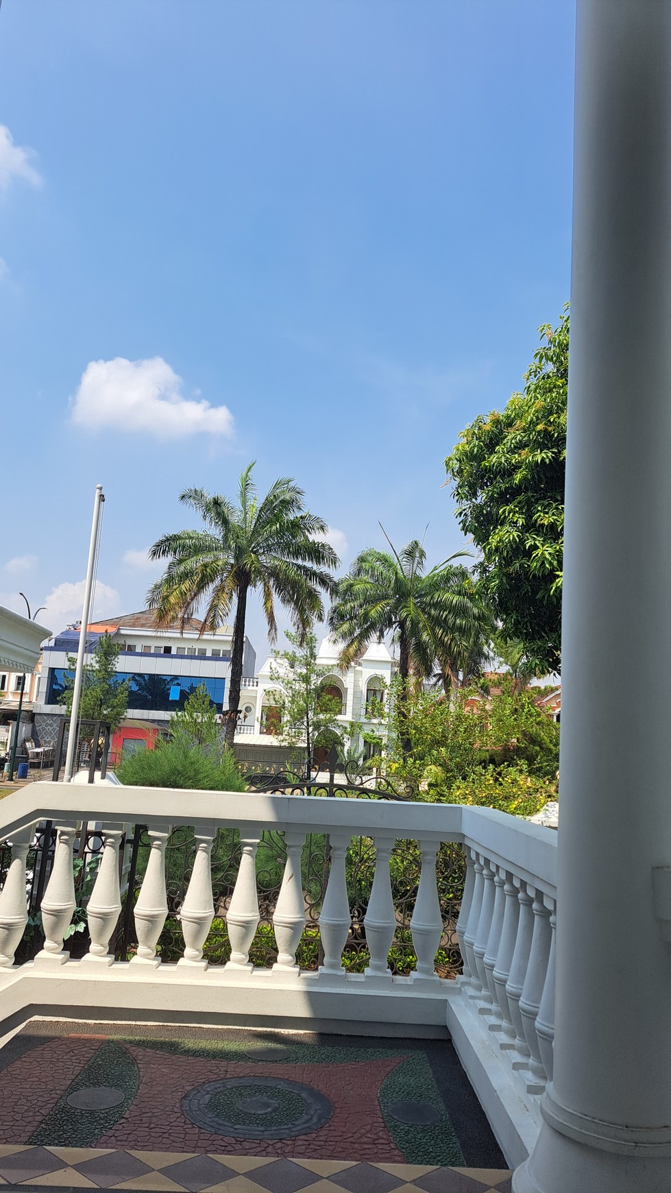 Rumah Mewah Eropa Klasik di Boulevard Kota Wisata 