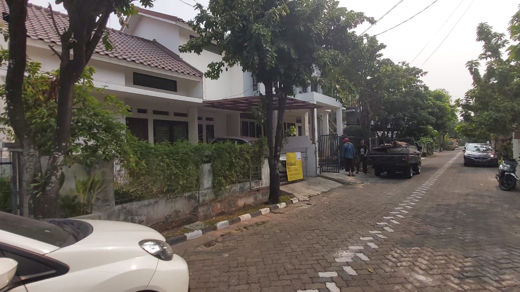 Rumah Dijual di Kemang Pratama Bekasi Lokasi strategis di tengah kota.