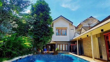 Rumah Berdesain Modern Tropis, Ada Pool Di Bintaro Sektor 9