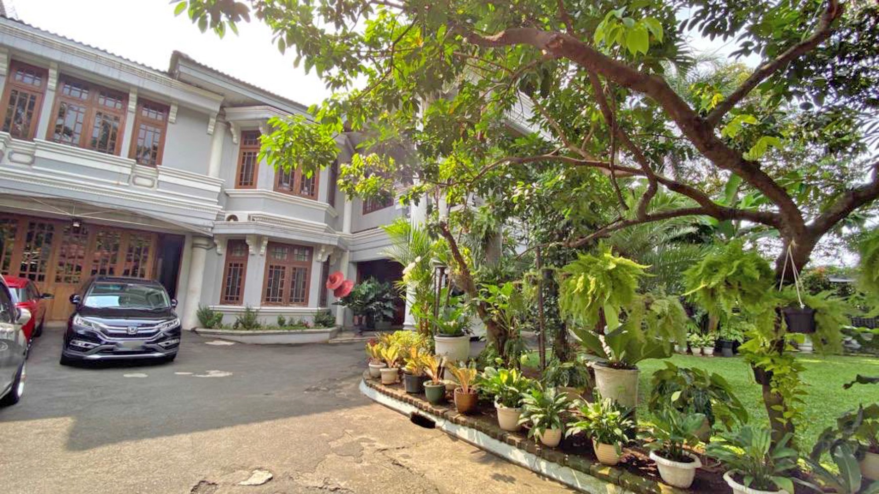 Rumah Luas, Berdesain Klasik dengan Kolam Renang di Pondok Indah