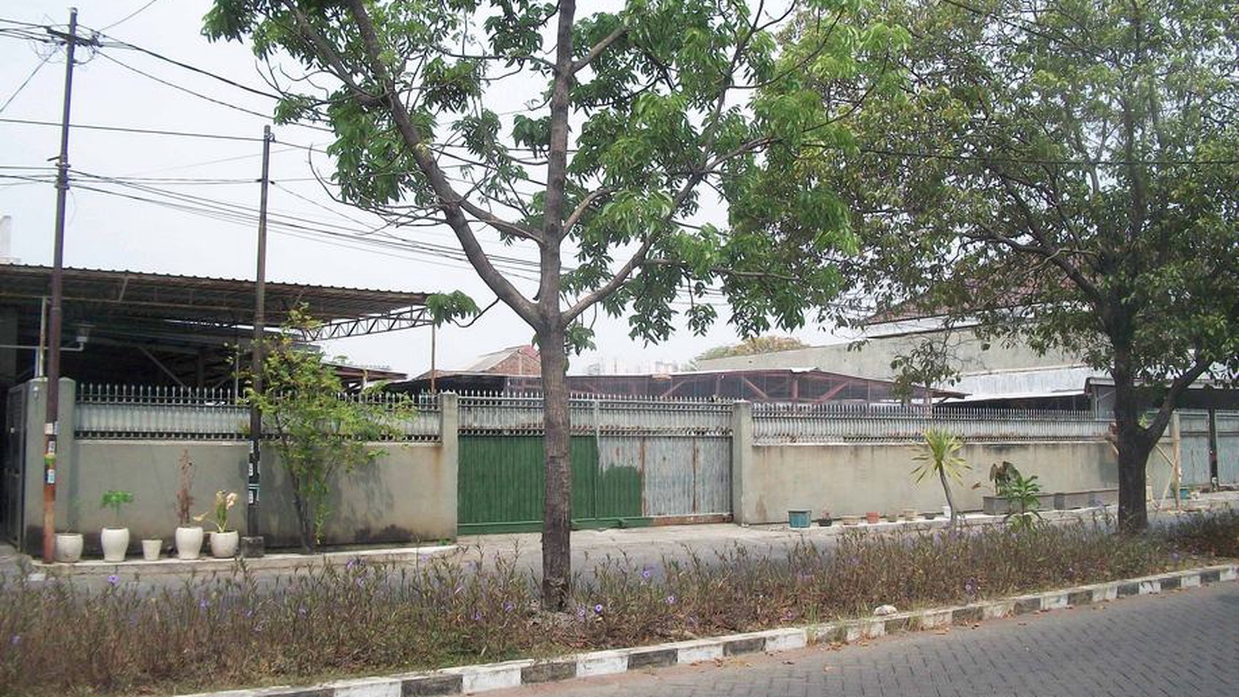 Tanah di Raya Klampis Anom Surabaya Timur, sudah pagar tembok keliling, Jalan Kembar