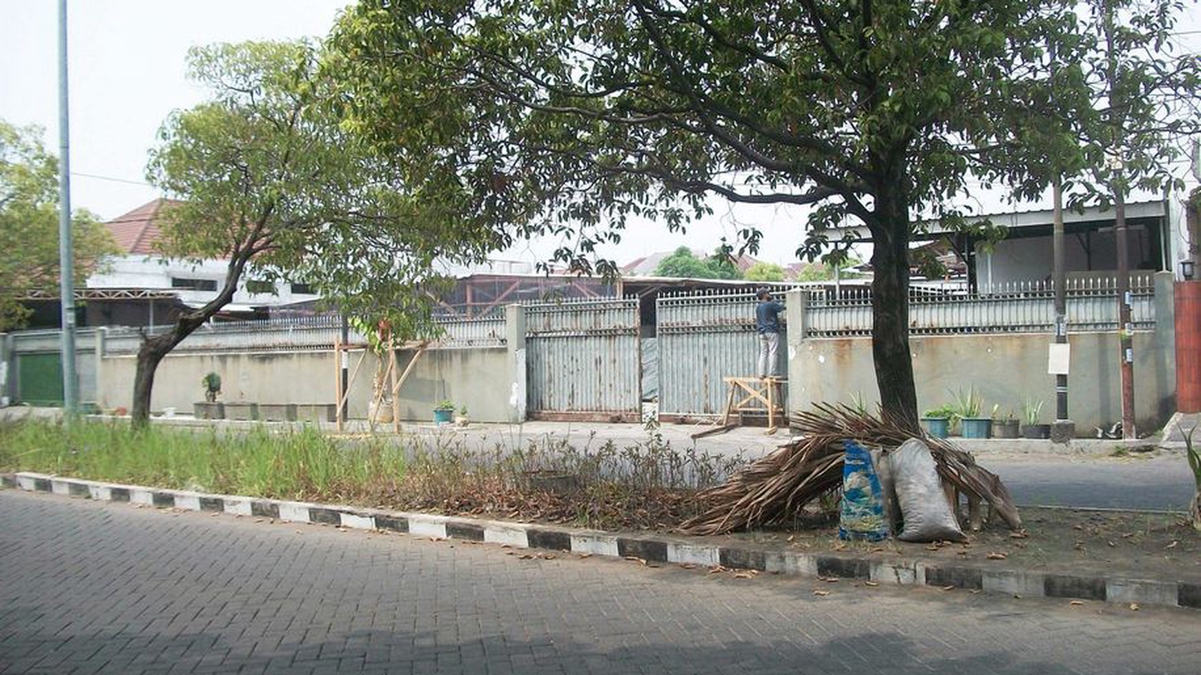 Tanah di Raya Klampis Anom Surabaya Timur, sudah pagar tembok keliling, Jalan Kembar