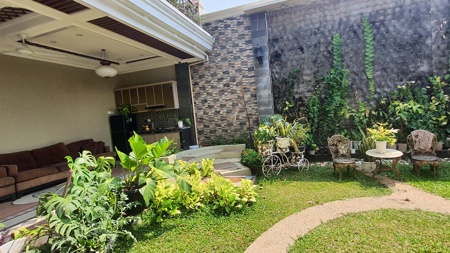 Rumah Mewah Eropa Klasik di Boulevard Kota Wisata 