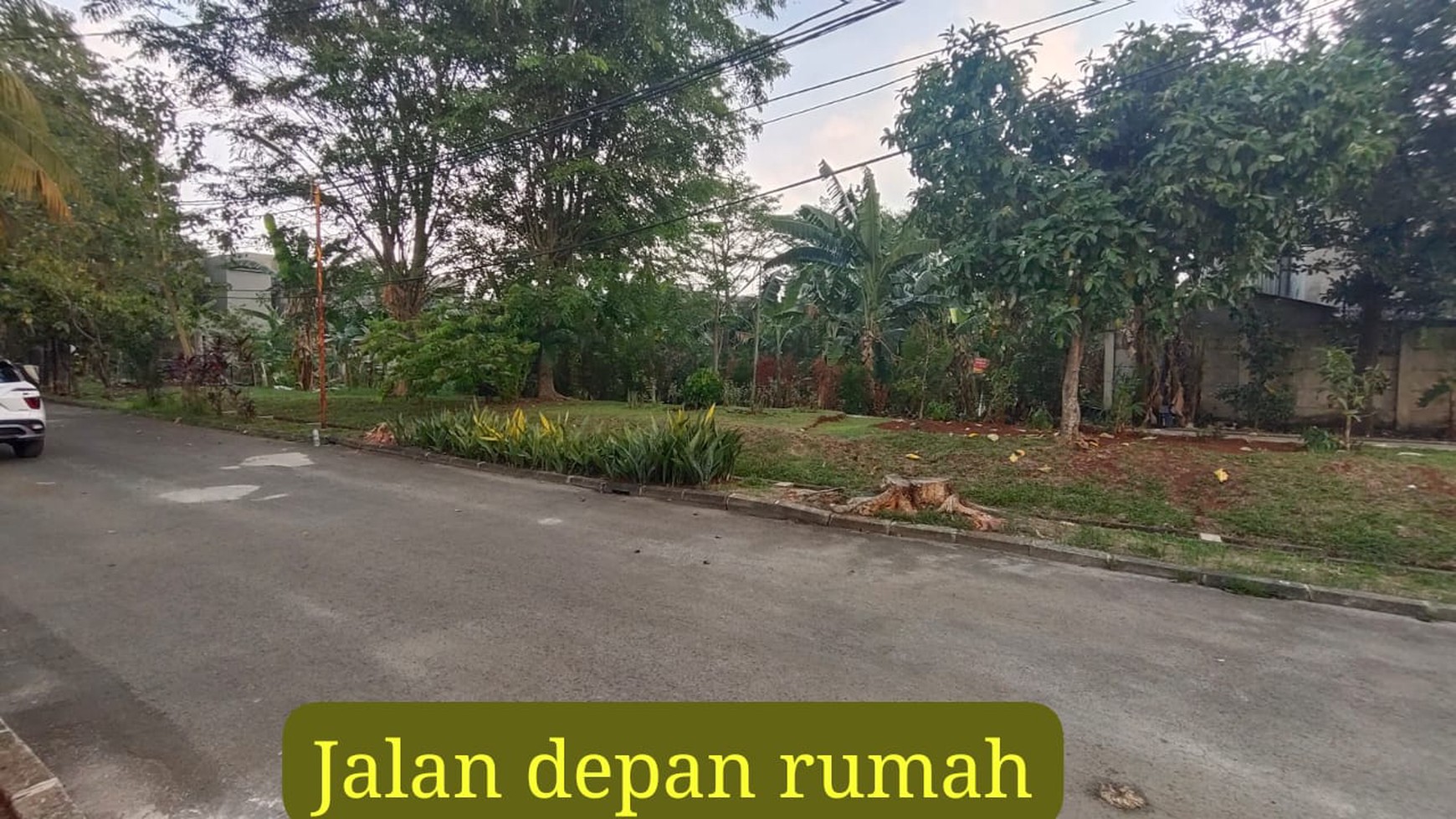 Rumah depan taman dekat stasiun kereta di Kencana Loka BSD City.