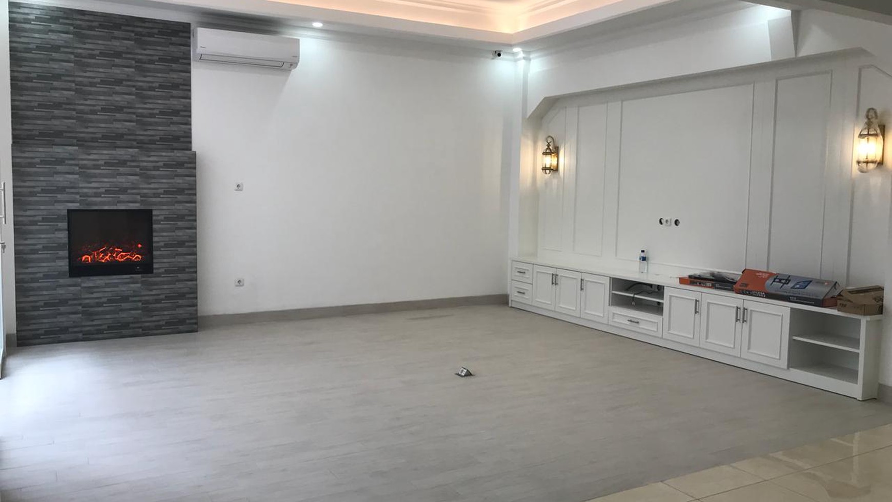 Rumah Bukit Gading Mediterania, Valencia, Kelapa Gading Luas 8x20m2