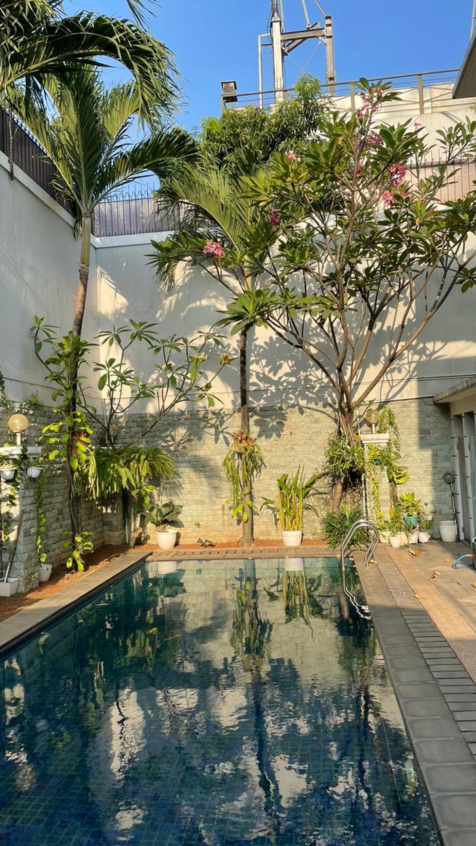 Dijual Rumah Cantik di Jl. Delta Sari Radio Dalam ada Swimming Pool