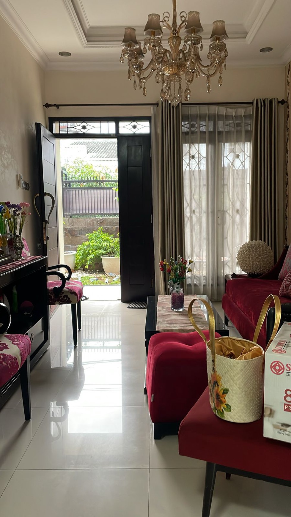 Dijual Rumah Cantik di Jl. Delta Sari Radio Dalam ada Swimming Pool