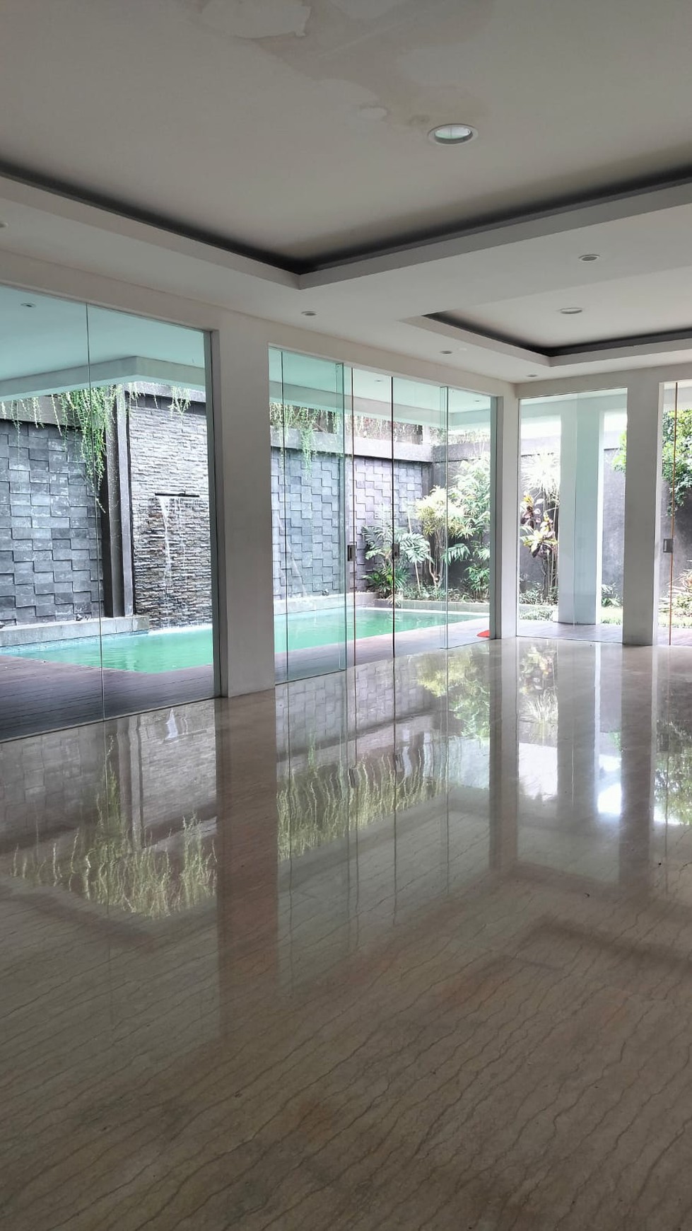 BRAND NEW RUMAH DI JALAN BENDA LOKASI STRATEGIS JAKARTA SELATAN