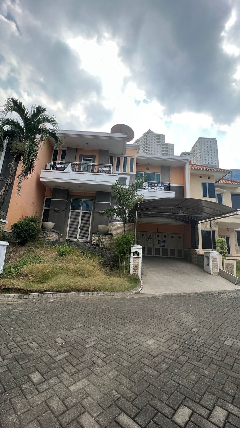 DIJUALRUMAH 2 LANTAI SPLIT LEVEL  VILLA REGENCY PAKUWON INDAH SURABAYA BARAT