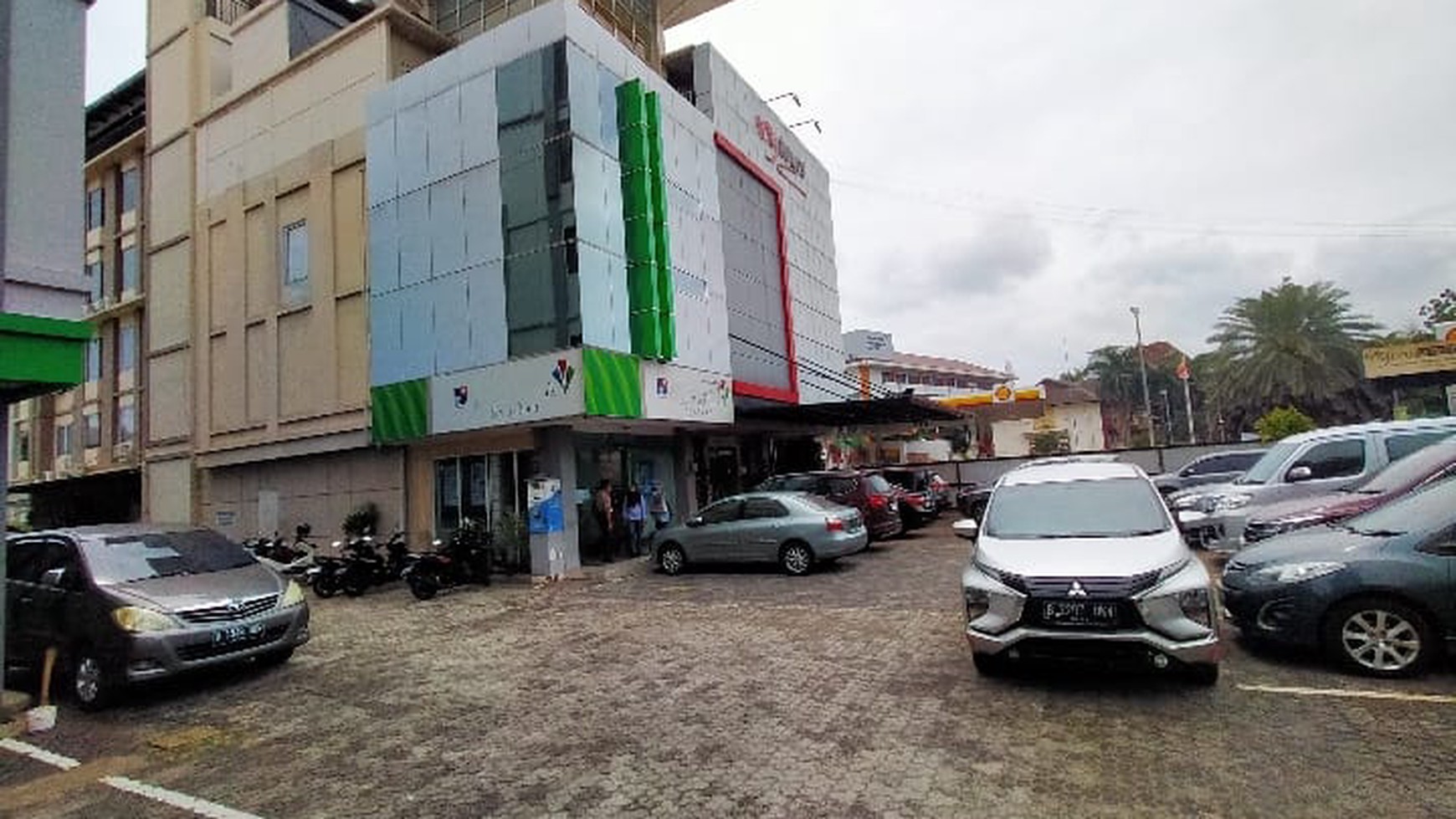 Ruko ex bank di Jl.DR.Soepomo tebet ,4,5 lantai ,bersih  dan  terawat