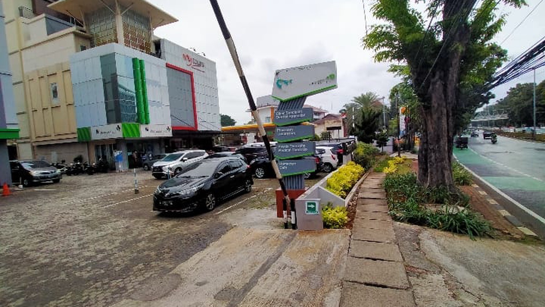 Ruko ex bank di Jl.DR.Soepomo tebet ,4,5 lantai ,bersih  dan  terawat