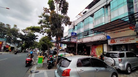 Ruko Ex bank  di  jl. Tebet Raya bagus untuk  kantor atau  usaha 