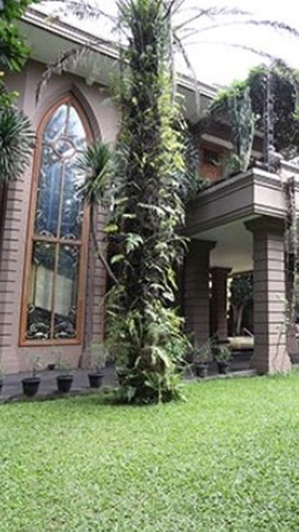 Rumah Istana Di Kawasan Elit Ciumbuleuit Bandung Jawa Barat