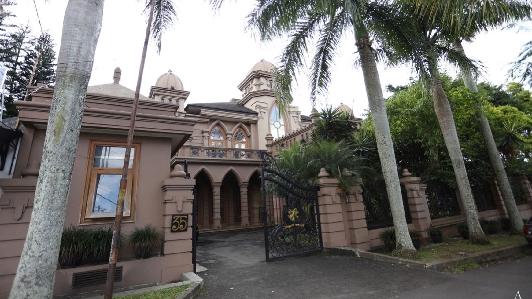 Rumah Istana Di Kawasan Elit Ciumbuleuit Bandung Jawa Barat