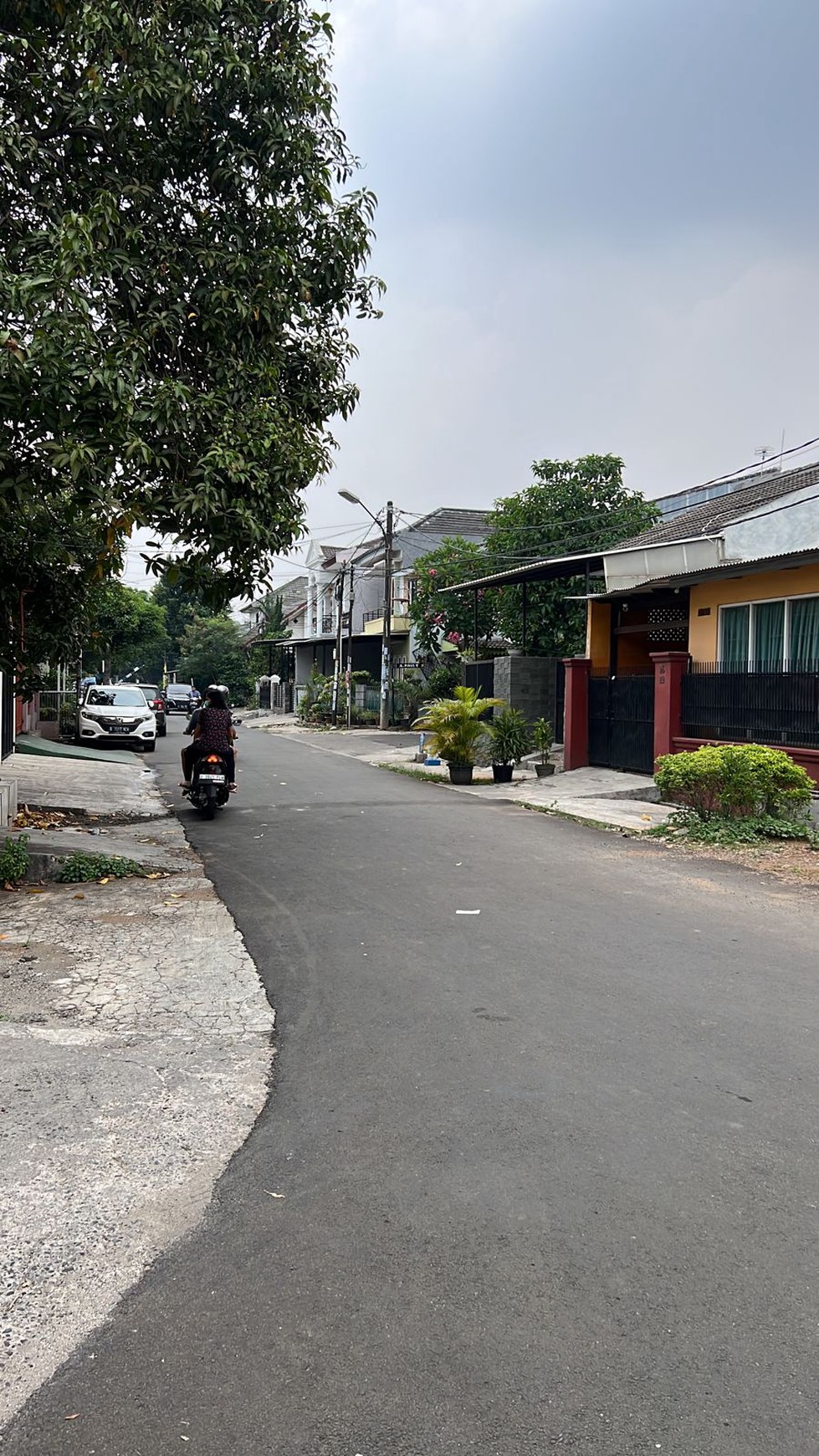 jual cepat rumah pinggir jalan besar hanya dihargai tanahnya saja, griya loka bsd city tangerang selatan