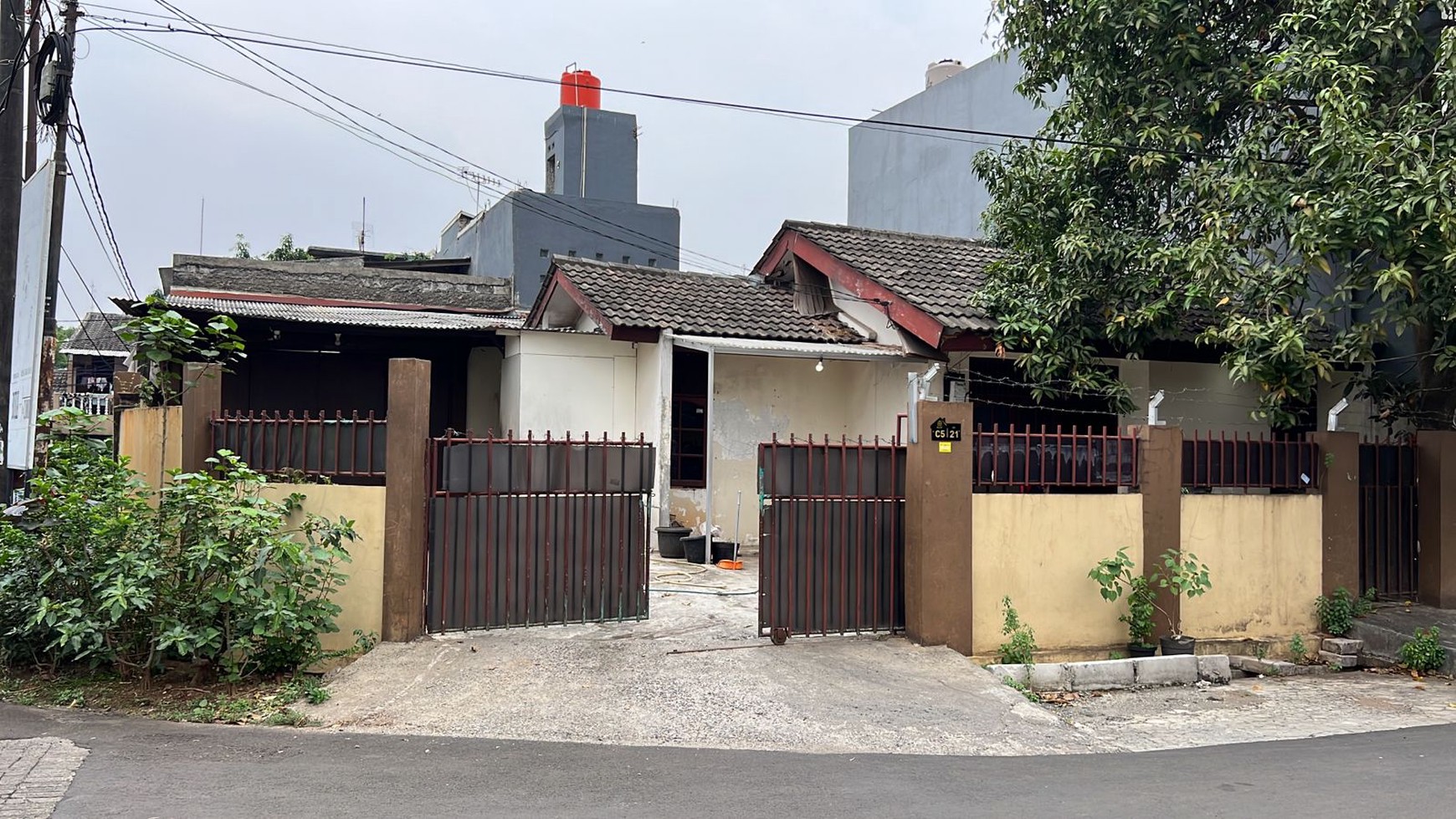 jual cepat rumah pinggir jalan besar hanya dihargai tanahnya saja, griya loka bsd city tangerang selatan