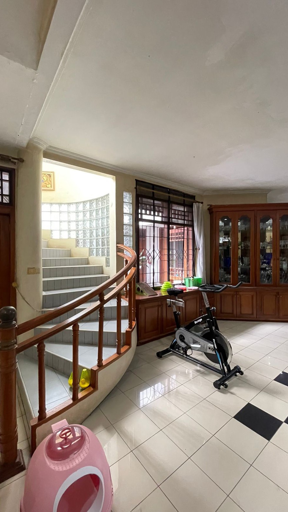 FOR SALE Rumah 2 Lantai, Bagus, Lokasi strategis, Di Jalan Cilandak Timur, Jakarta Selatan