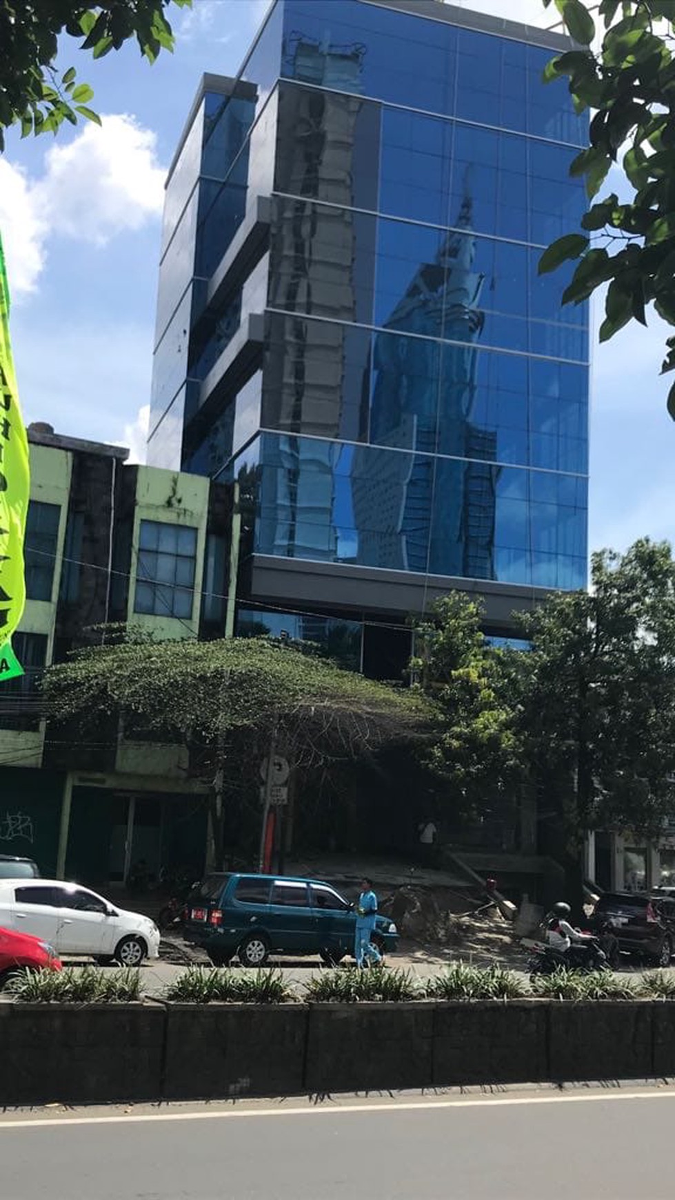 MINI GEDUNG BARU TERLETAK  DI  DEPAN  APARTEMENT SUDIRMAN  PARK DENGAN 8  LANTAI 