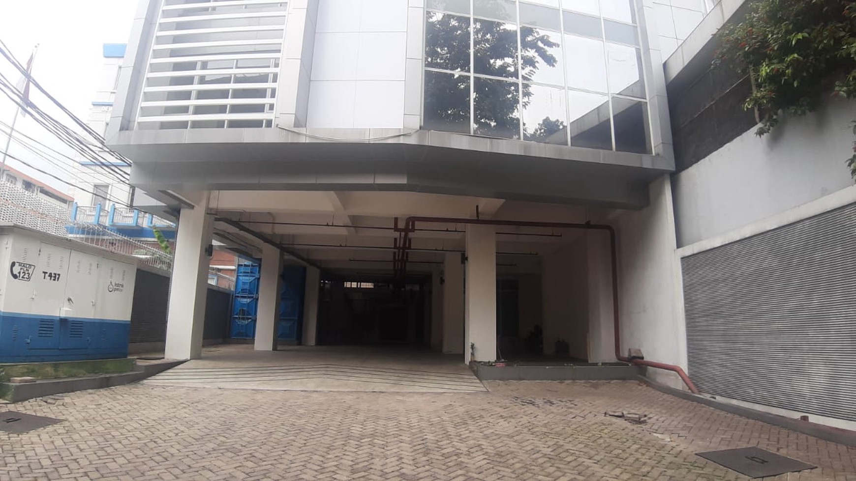 MINI GEDUNG SANGAT  SETRATEGIS DI  JL .KH.WAHID HASIM, 1 MENIT DARI JL.MH.THAMRIN AKSES JALAN  MUDAH  PARKIR LEBAR