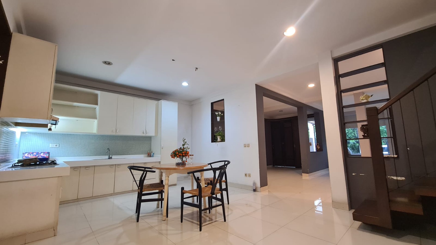 Rumah Mewah 3 Lantai dengan Sentuhan Modern di Pondok Indah