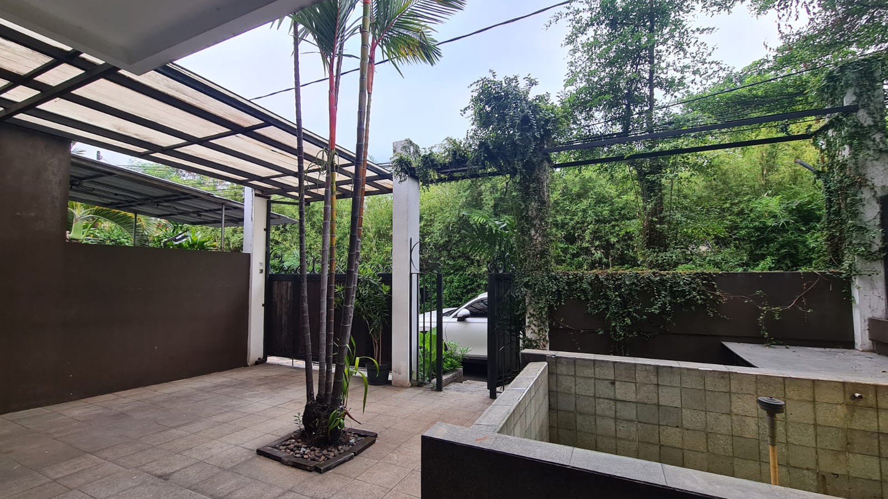 Rumah Mewah 3 Lantai dengan Sentuhan Modern di Pondok Indah