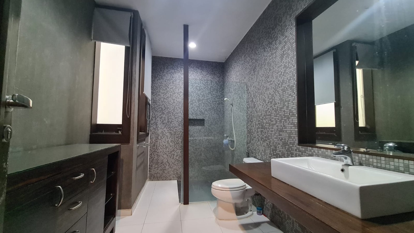 Rumah Mewah 3 Lantai dengan Sentuhan Modern di Pondok Indah