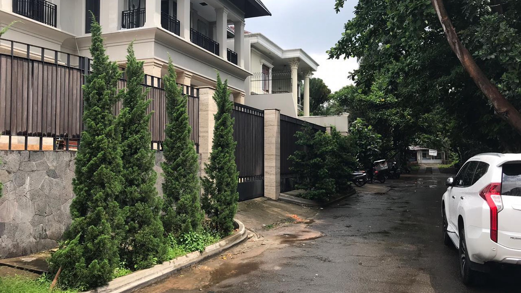 Rumah Simprug Garden Kebayoran Mewah terawat rapih.