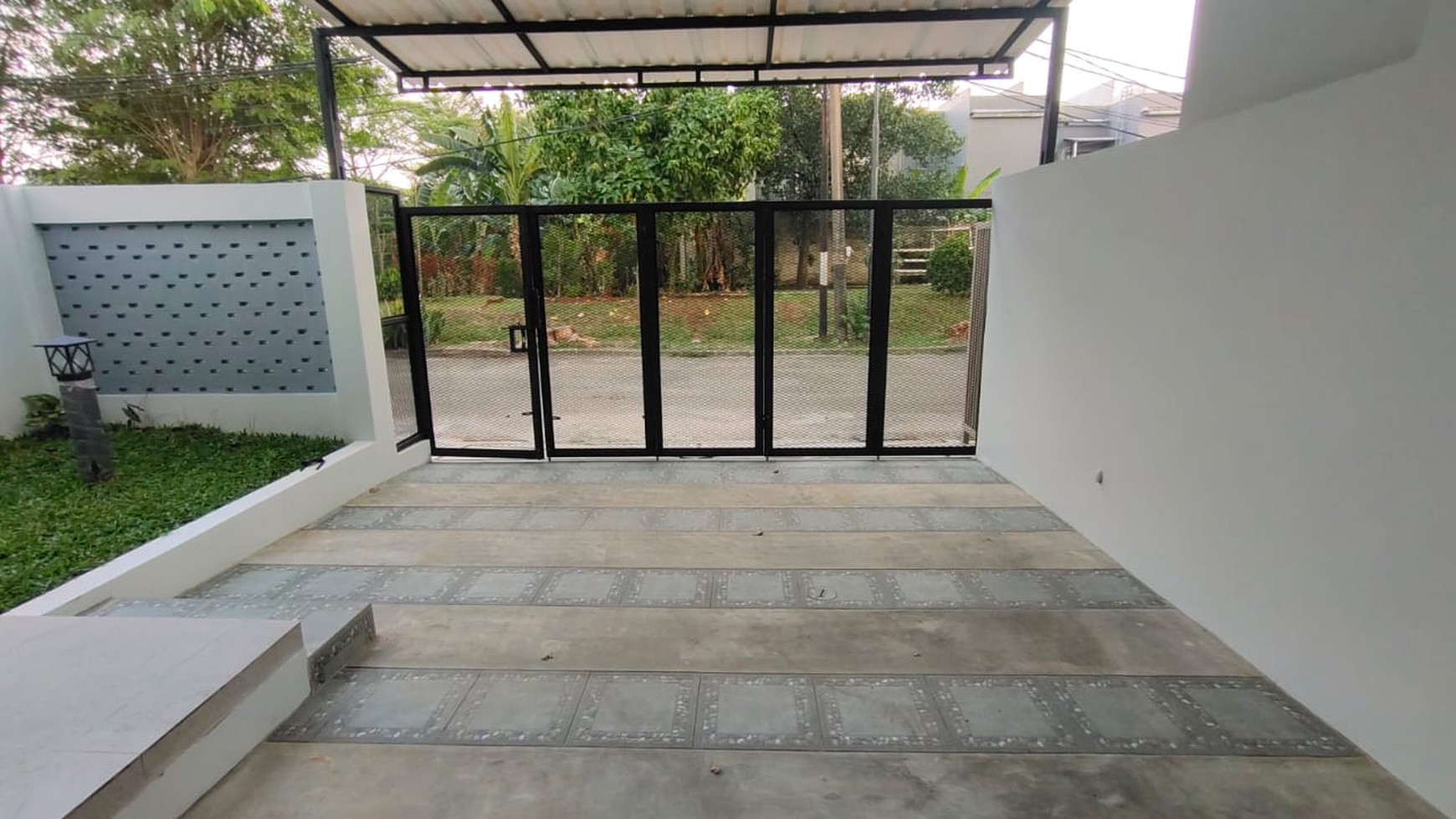 Rumah depan taman dekat stasiun kereta di Kencana Loka BSD City..