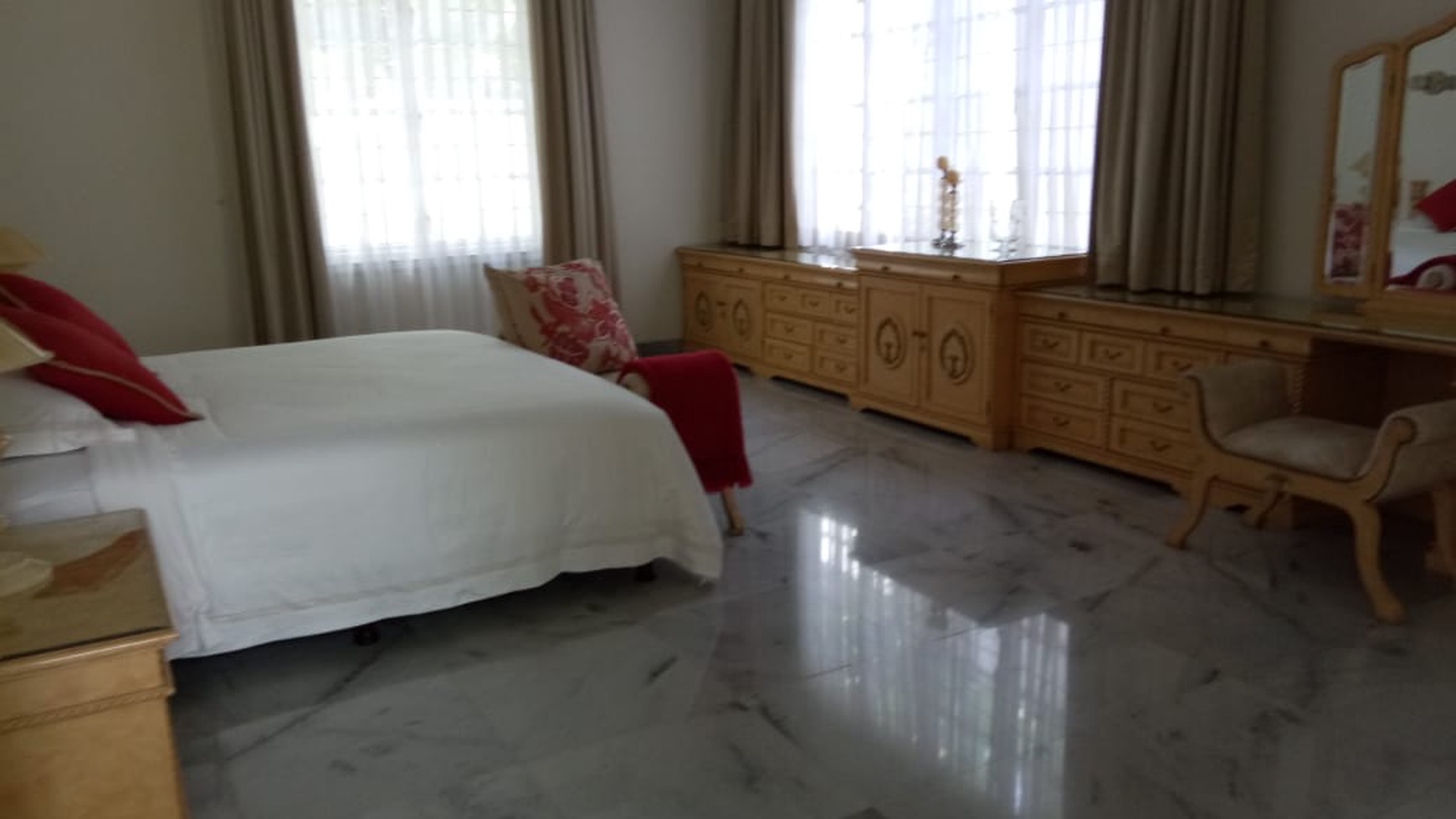 A clean house fully furnished for rent  at Kebayoran Baru