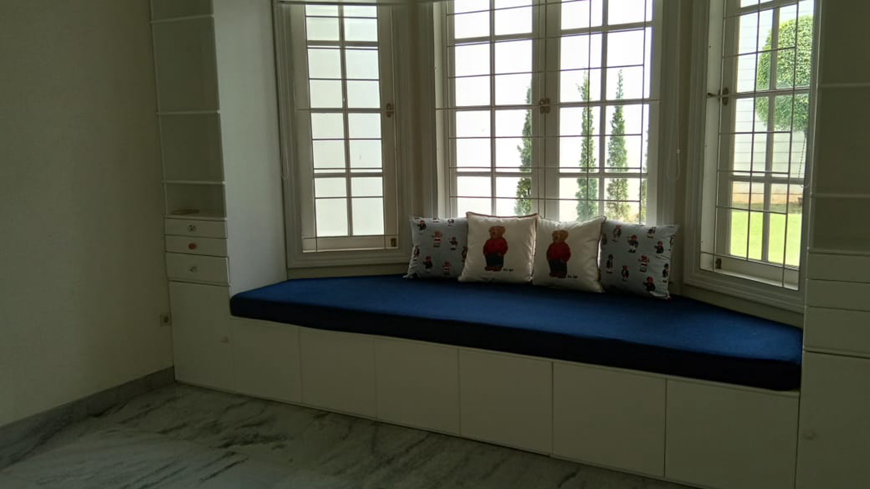 A clean house fully furnished for rent  at Kebayoran Baru