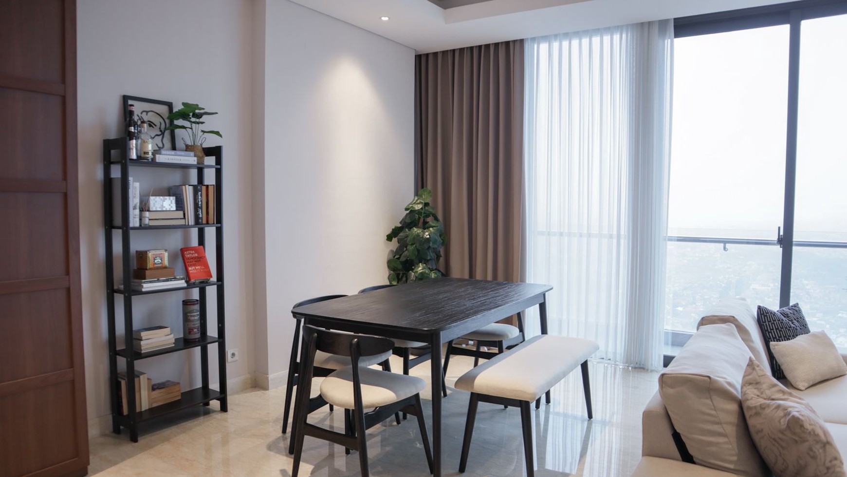 TerMURAH Apartemen Voila Ciputra World Tipe 3+1 Bedroom Plus PRIVATE Balkony BONUS Full Furnished Mewah lokasi Bagus