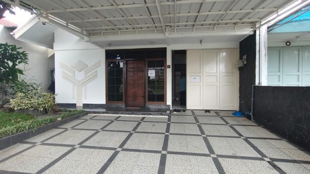 Rumah Cantik Terawat di Komplek Singgasana, Bandung