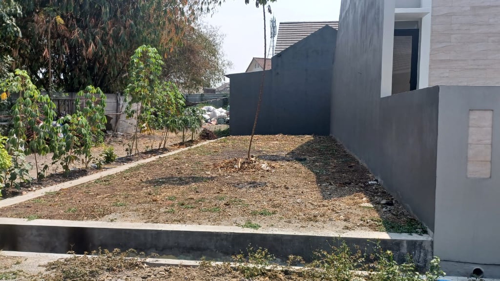 Rumah Minimalis di Komplek Taman Holis Indah