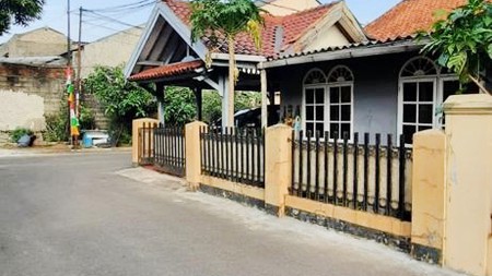 Rumah Hoek di Komp perhubungan Kampung Utan