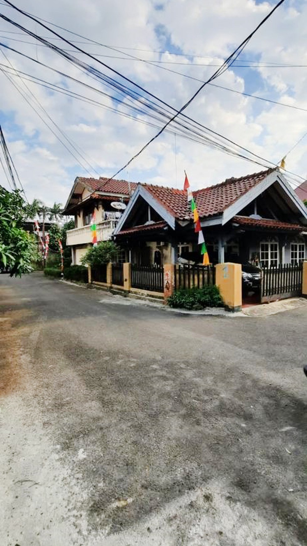 Rumah Hoek di Komp perhubungan Kampung Utan