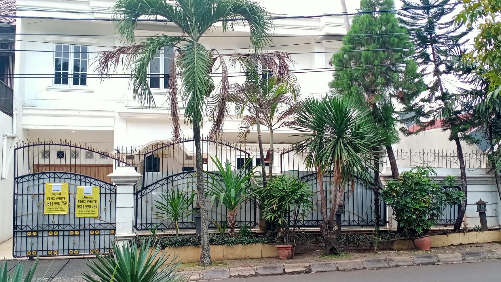 Rumah 3 lantai villa nusa indah 3 di jalan boulevard 